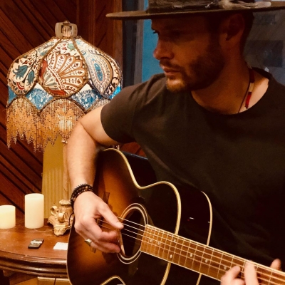 "Still workin out a few new tunes. It’s all about the journey...right?
@radiocomusic @stevecarlson @arlynstudios"
22.04.2019
