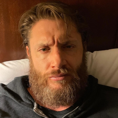 @jensenackles: "Day 12 of Quarantine. I’m finally...officially...bored with myself. I’ve read all the scripts, watched all the shows, caught up on all the movies...
I’ve started to cook...oh and draw. Send help (or scotch). @theboystv"
15.04.2021
